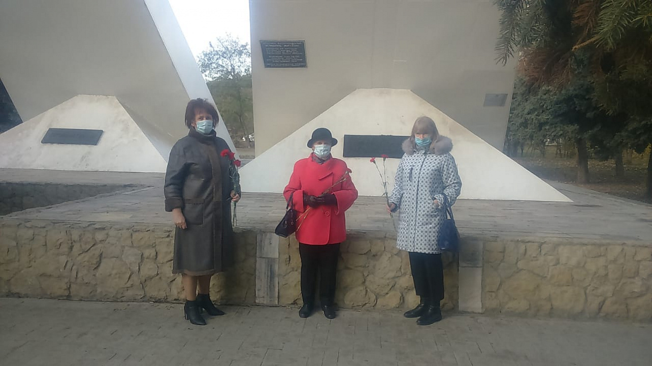 Сегодня глава администрации Прикубанского округа Александр Журавлев возложил цветы у могилы Неизвестного летчику по улице Совхозной