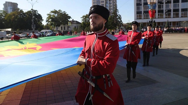 На Главной городской площади подняли флаг Краснодарского края в честь Дня образования региона