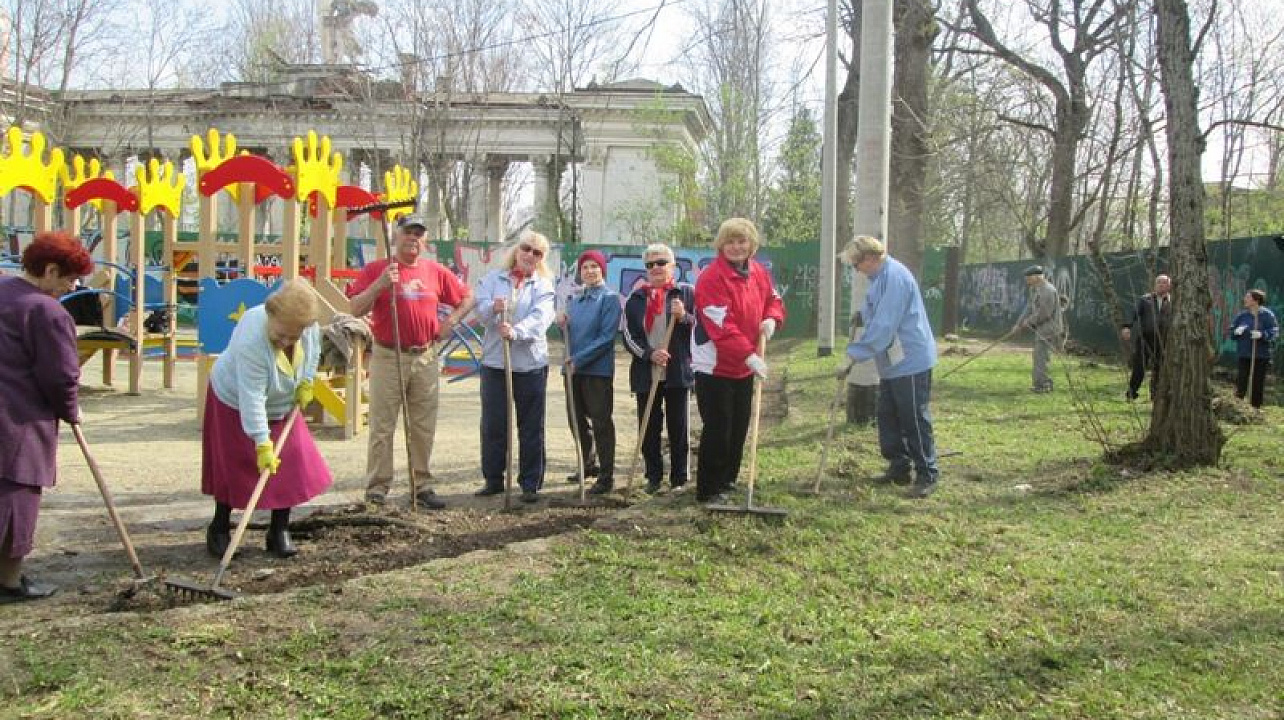 Члены первичных ветеранских организаций Центрального округа принимают участие в субботниках