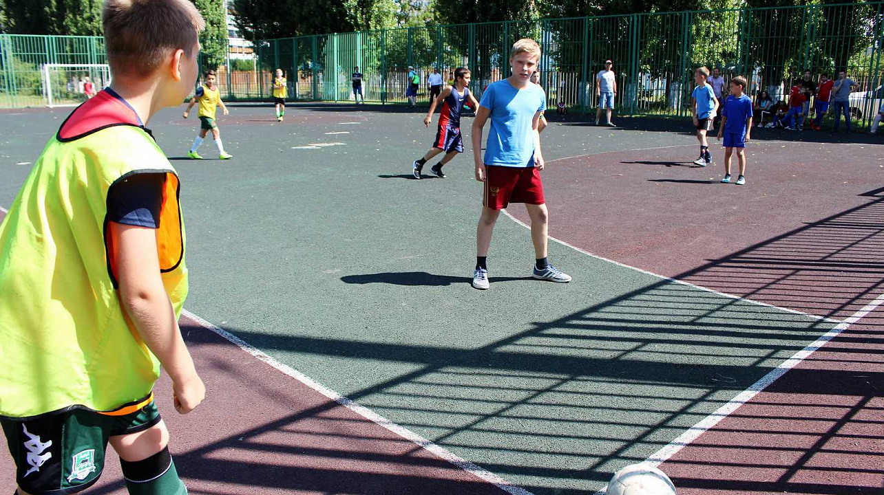 Дворовые команды по футболу борются за право выйти в городской финал