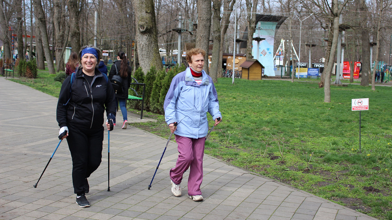 В Краснодаре выполняют норматив ВФСК ГТО по скандинавской ходьбе