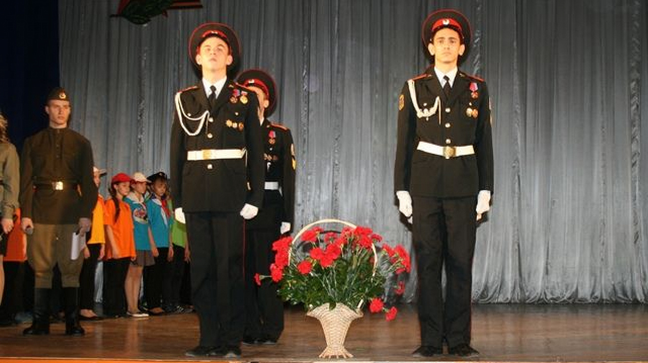 В Доме культуры и спорта станицы Елизаветинской состоялось большое торжественное мероприятие.jpg