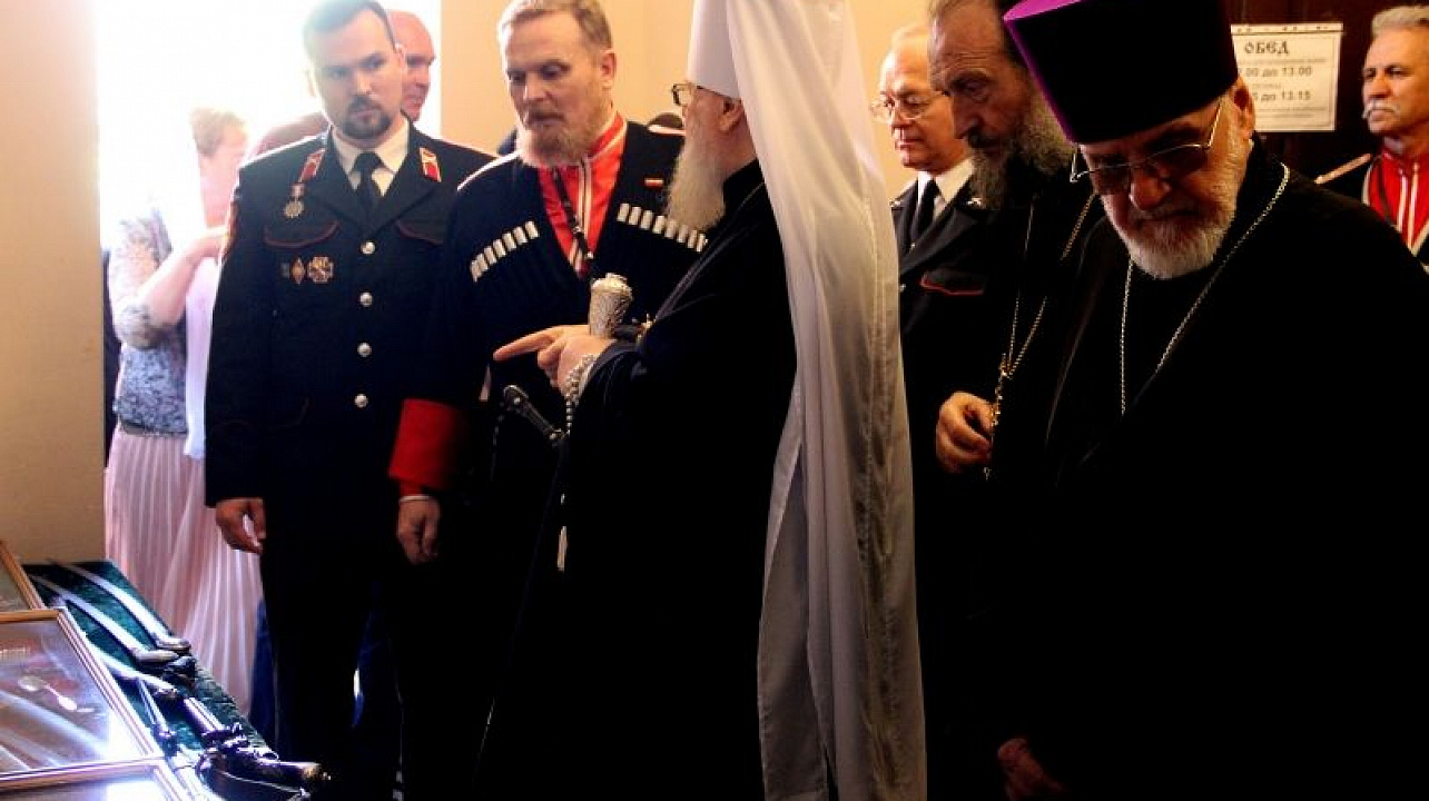 Казаки приняли участие в праздничном Богослужении в честь 25-летия Храма Рождества Христова