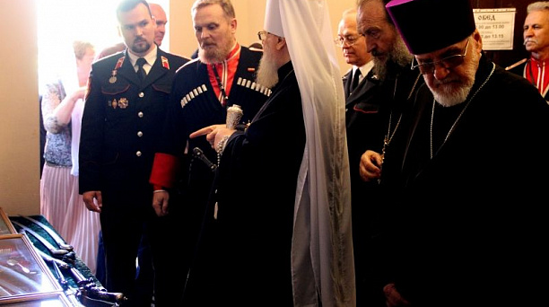 Казаки приняли участие в праздничном Богослужении в честь 25-летия Храма Рождества Христова