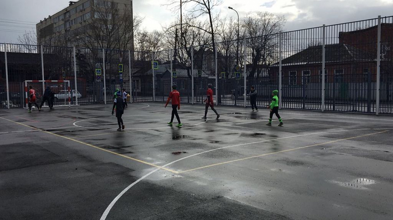 Юные краснодарки играют в футбол