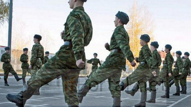 Школьники Центрального округа поздравили солдат воинской части