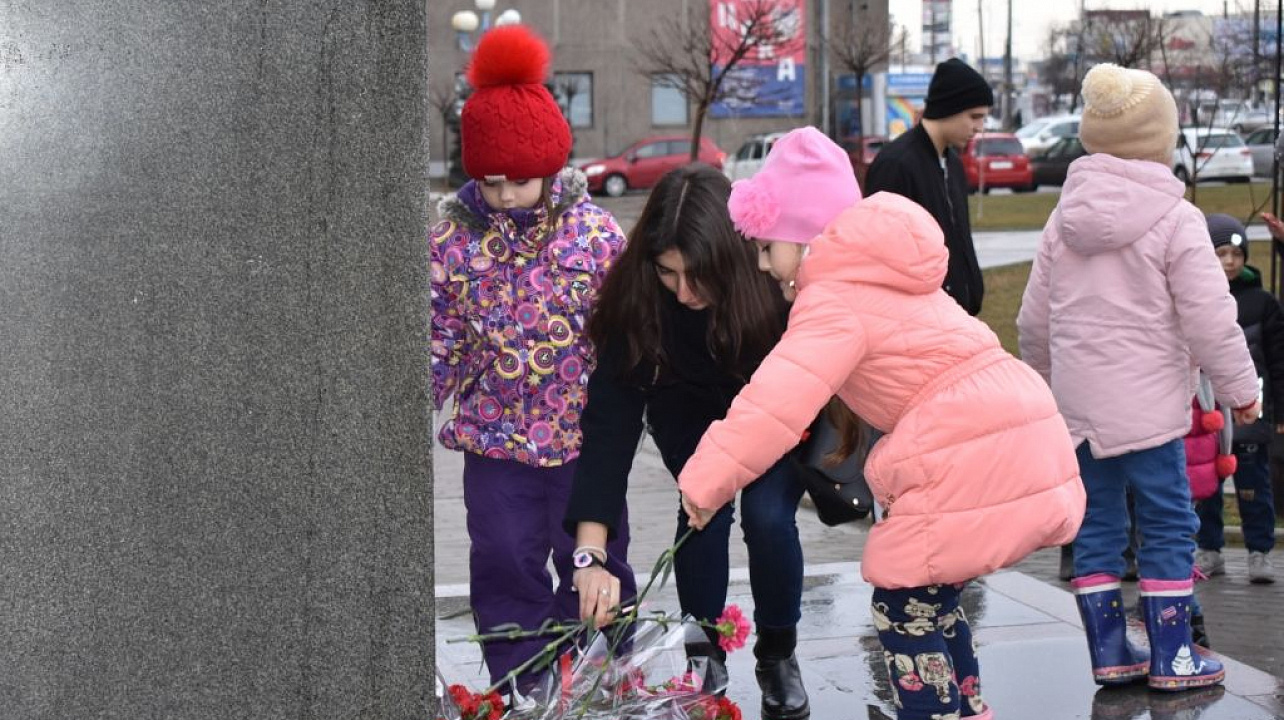 Возложение цветов к памятнику Александра Покрышкина
