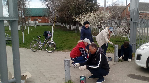 В сквере Памяти Героев станицы Елизаветинской прошел субботник