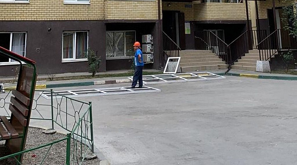 В подъездах пострадавшего при пожаре дома по ул. Российской в Краснодаре меняют окна