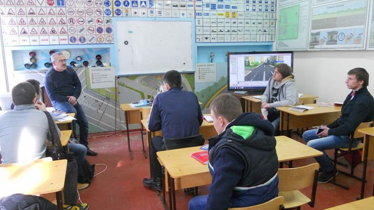 С призывной молодежью Западного округа была проведена лекция о значимости и необходимости службы в Российской армии