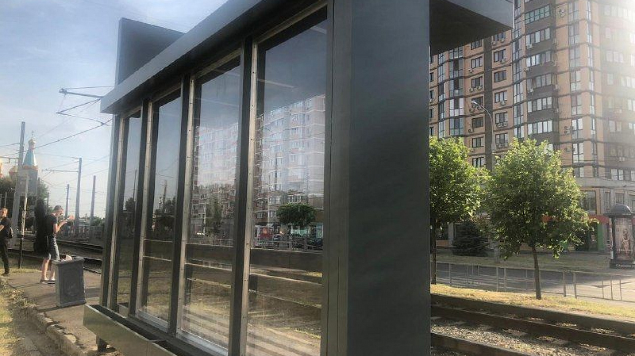 В Краснодаре установили первую тестовую трамвайную остановку с новым дизайном