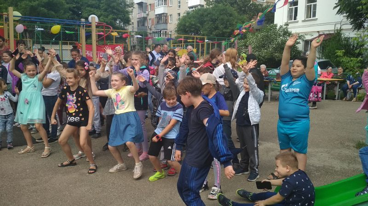 Праздники, приуроченные ко Дню защиты детей, проходят во дворах Центрального округа