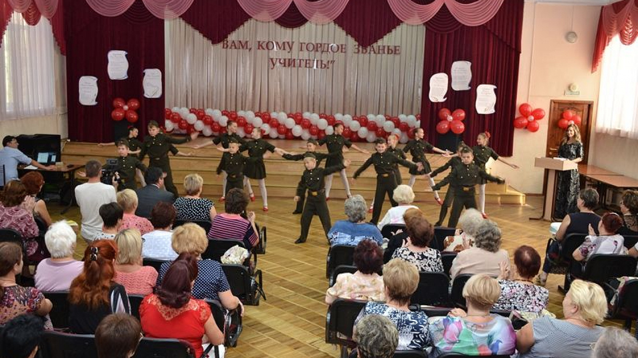 В преддверии Дня учителя в Прикубанском округе чествовали ветеранов педагогического труда.JPG