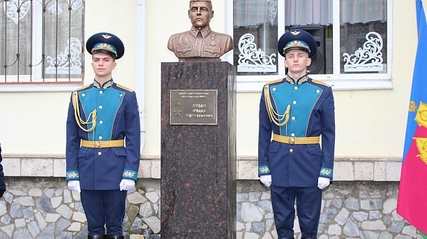 В гимназии № 33 торжественно открыли бюста Героя Советского Союза Фёдора Лузана