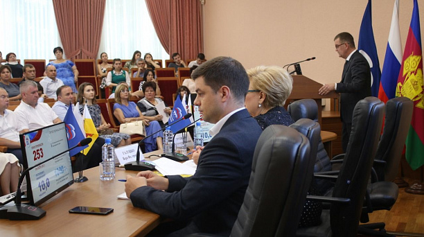 Глава администрации Прикубанского округа Александр Журавлев принял участие в отчете о работе фракции партии «Единая Россия» в Законодательном Собрании Краснодарского края