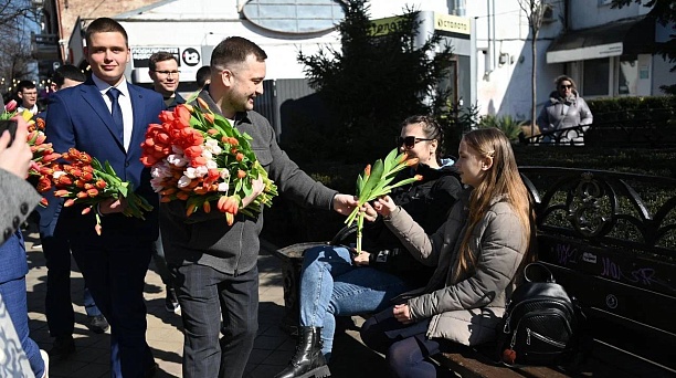 В преддверии Международного женского дня жительницам Краснодара вручили 7000 цветов