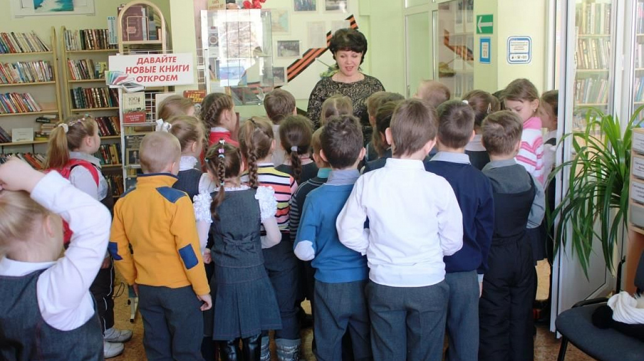 В библиотеке поселка Колосистого проходят экскурсии для юных патриотов