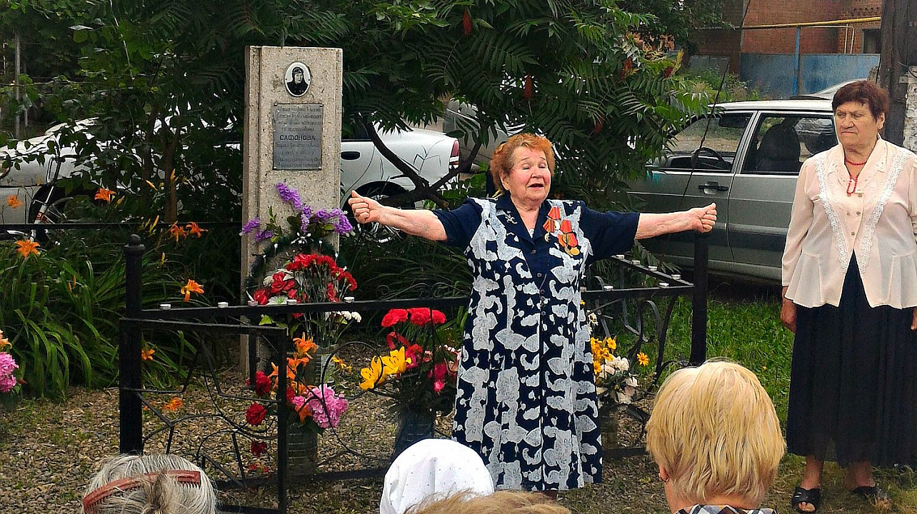 Актив общественности избирательного округа № 25 возложил цветы к памятнику летчику-истребителю, герою Советского Союза Б.Ф. Сафонову