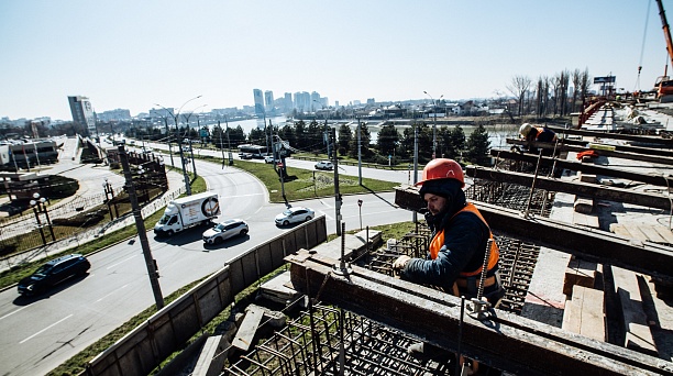 На Тургеневском мосту установили новые балки и плиты пролётного строения на полосах на въезд в Краснодар