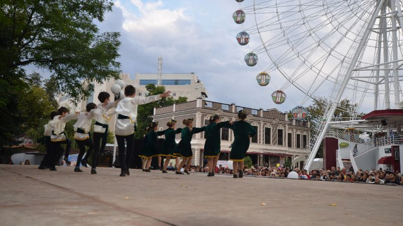 Национально-культурные объединения отметили День города Краснодара, объединившись в традиционном «Хороводе Дружбы».jpg