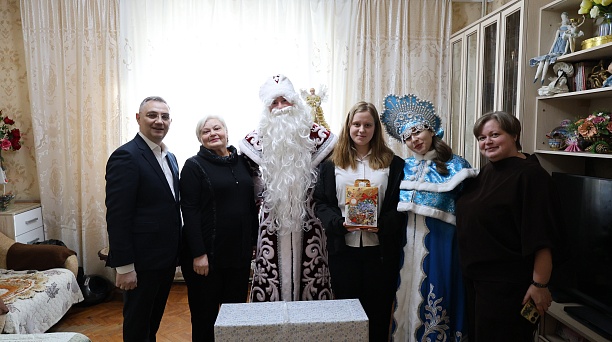 Волшебство пришло в гости:  Дед Мороз и Снегурочка подарили праздник особым детям 