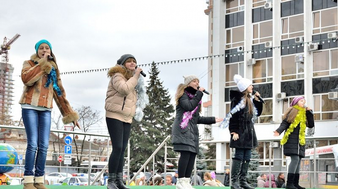 100 юных прикубанцев из Центра детского творчества сделали новогодний подарок горожанам