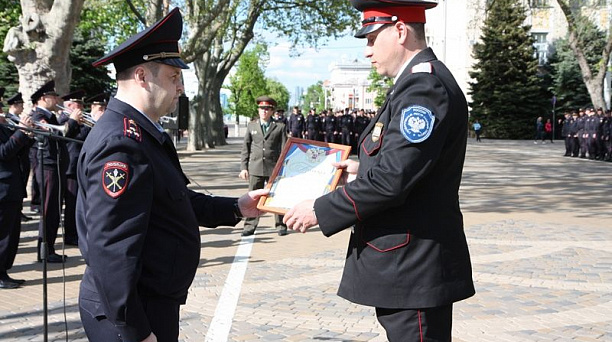 Казаки - дружинники приняли участие в общегородском разводе сотрудников МВД