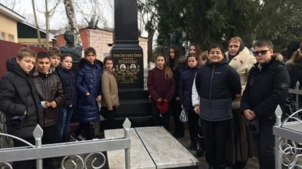 Цветы у обелисков