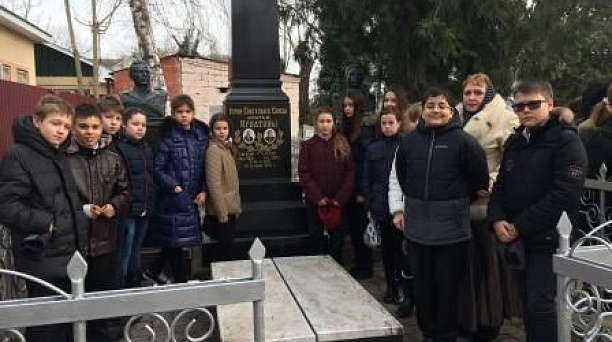 Учащиеся лицея №64 приняли участие в экскурсии «Цветы у обелиска»