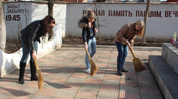 Молодежный актив Прикубанского округа провел субботник у памятника «Неизвестному летчику»