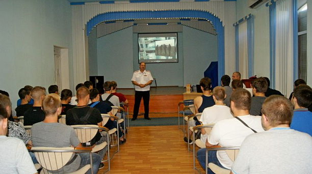 Казаки выступили  перед студентами Торгово-Экономического колледжа с напутственными словами