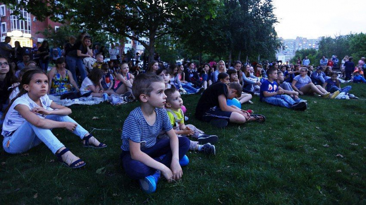 В Юбилейном микрорайоне состоялся показ фильма на открытом воздухе