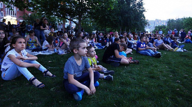 В Юбилейном микрорайоне состоялся показ фильма на открытом воздухе