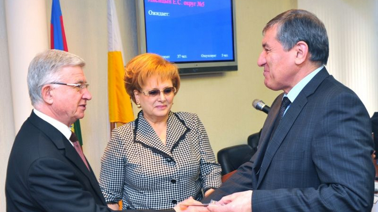 Избранным депутатам городской Думы Краснодара вручили удостоверения
