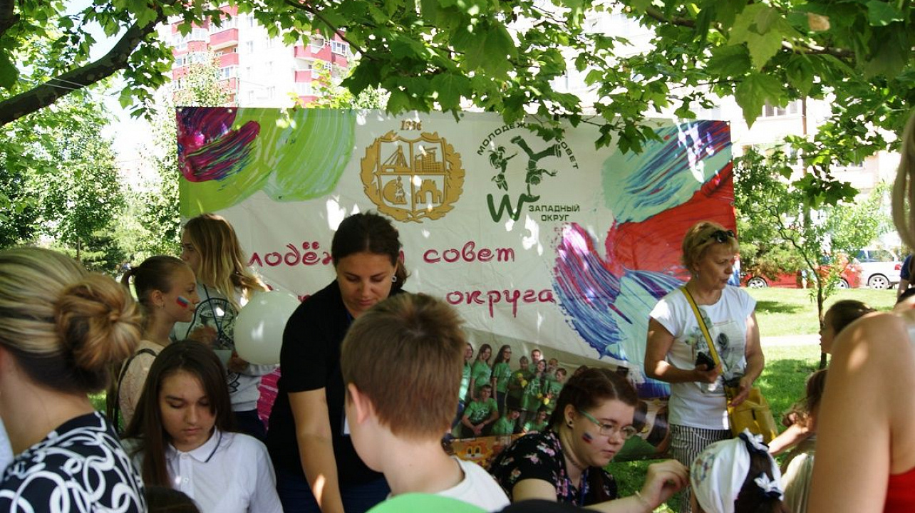 Жители Юбилейного микрорайона отметили День флага России