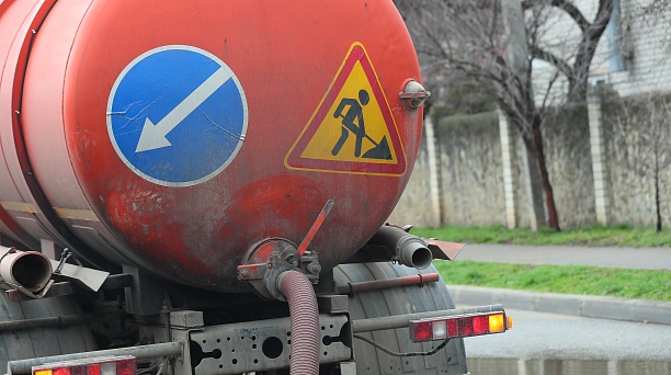 На дорогах Краснодара дежурит водооткачивающая техника