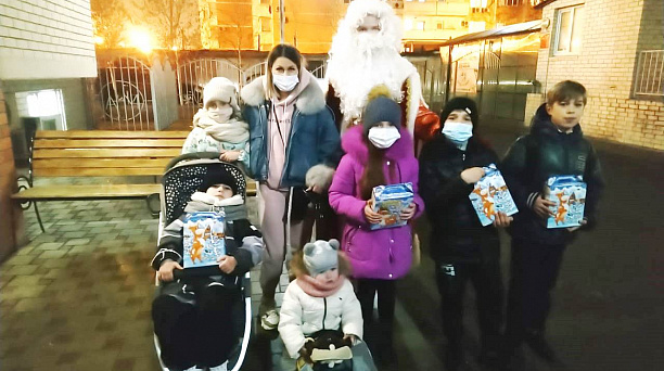 В Центре семьи и детства "Наследие Кубани" поздравили с новым годом многодетные семьи, в которых воспитываются дети-инвалиды