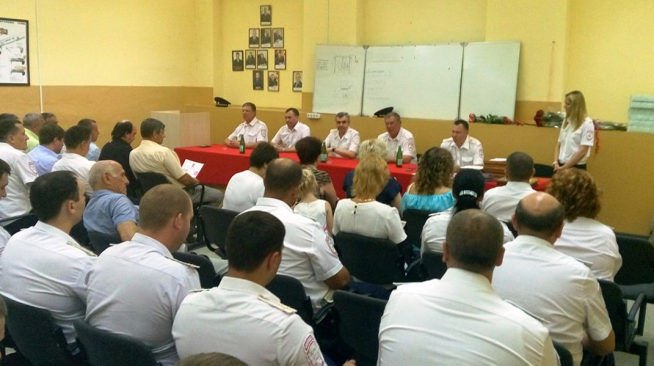 Администрация Западного округа поздравила с 81-годовщиной сотрудников ГИБДД