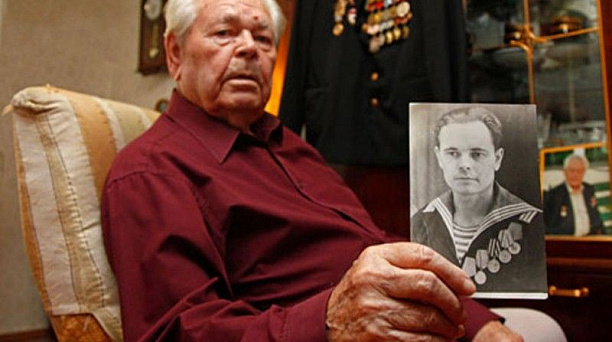 В преддверии Дня Победы участников Великой Отечественной войны поздравили на дому