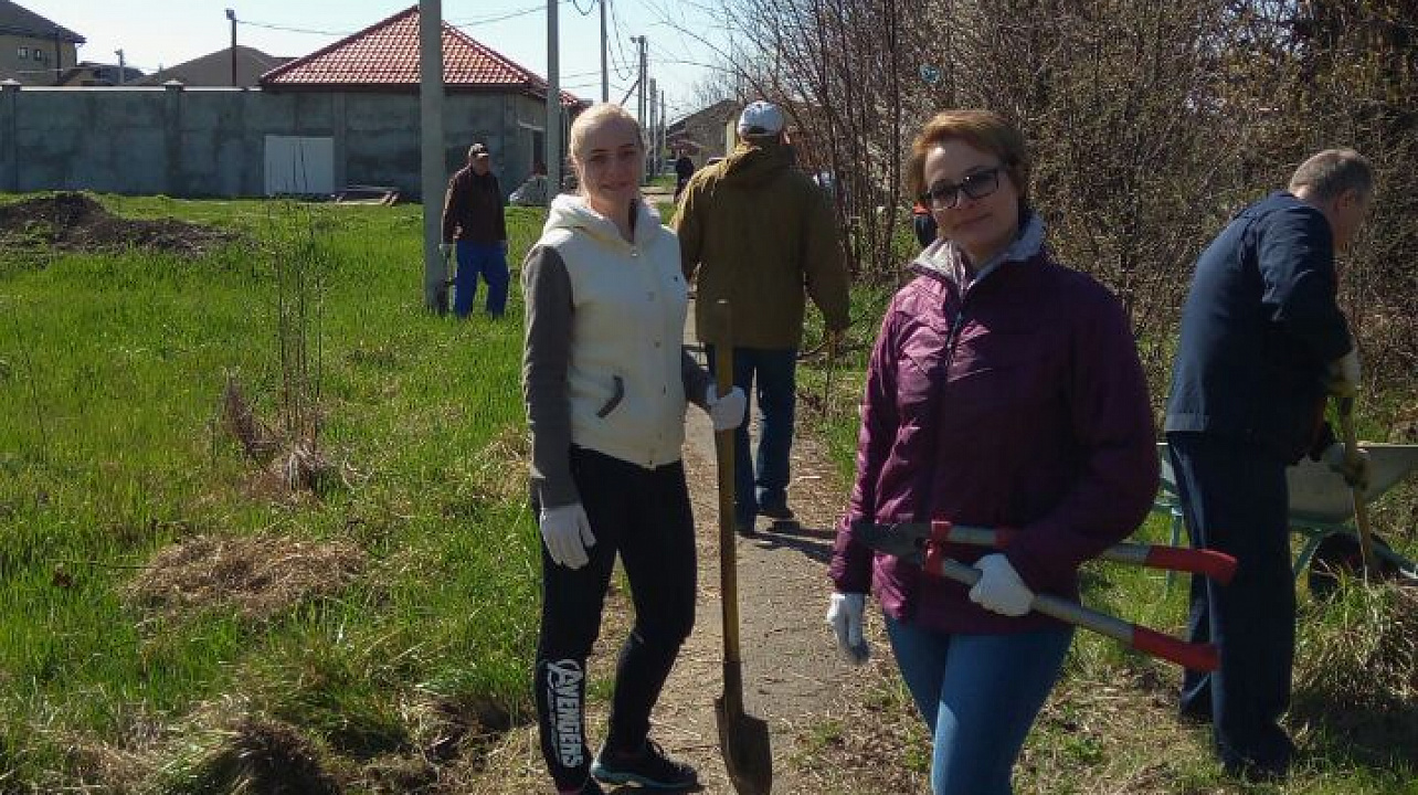 Жители поселка Демьяна Бедного навели порядок в сквере «Дружба»