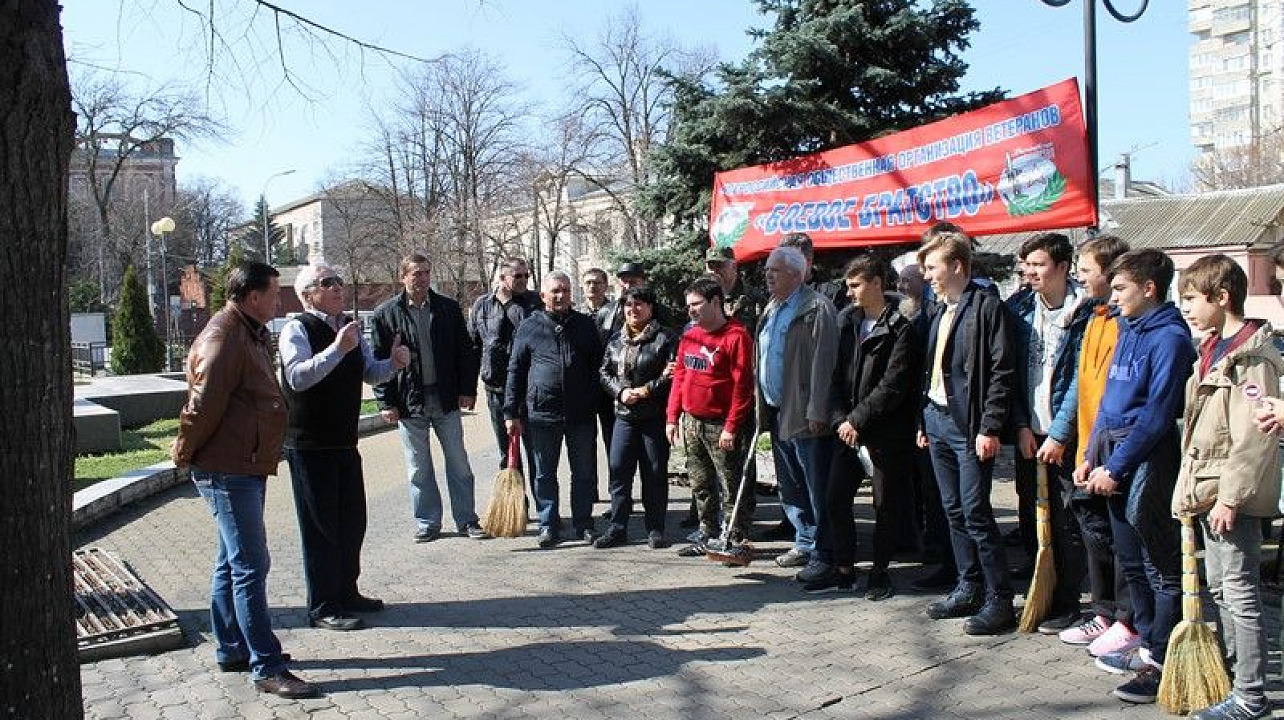 "Боевое братство" провело субботник у памятника Суворову.jpg
