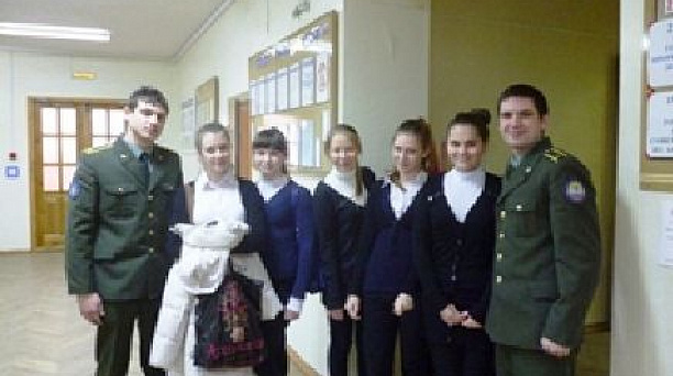 Учащиеся прикубанской школы №16 прошли с экскурсией по  летному училищу