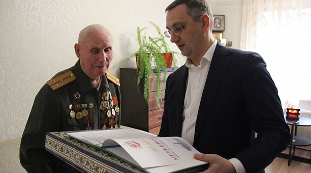 В Центральном округе с 95-летием поздравили ветерана Великой Отечественной войны Фёдора Алексеевич Меньшикова