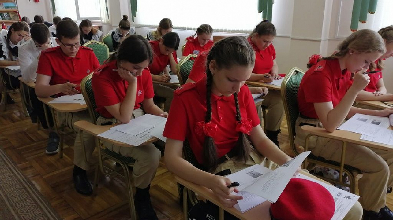 Ученики школ Западного округа приняли участие в акции  «Диктант Победы»