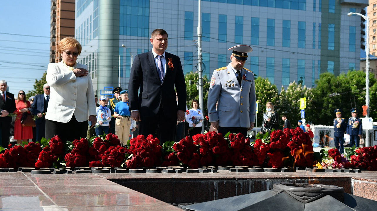 В День Победы в Краснодаре возложили венки и цветы к мемориалу «Вечный огонь»