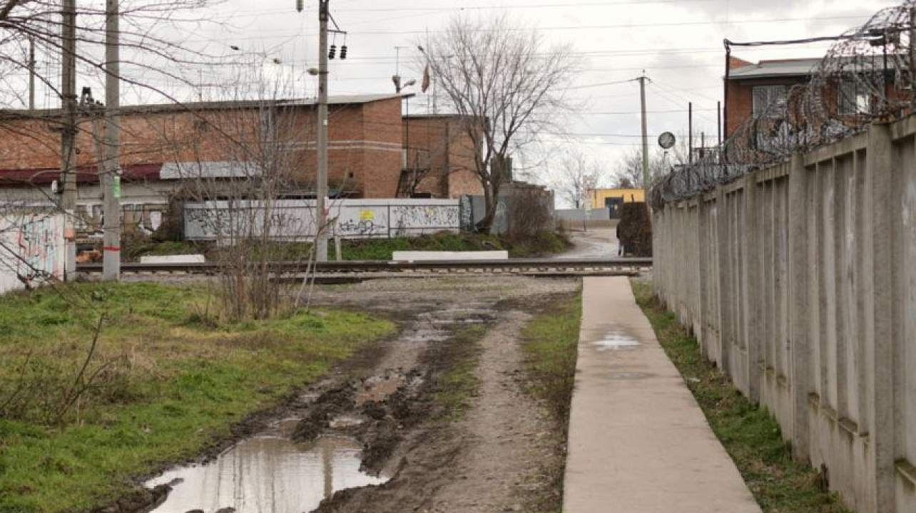 О строительстве надземного перехода через железную дорогу в районе Новознаменского