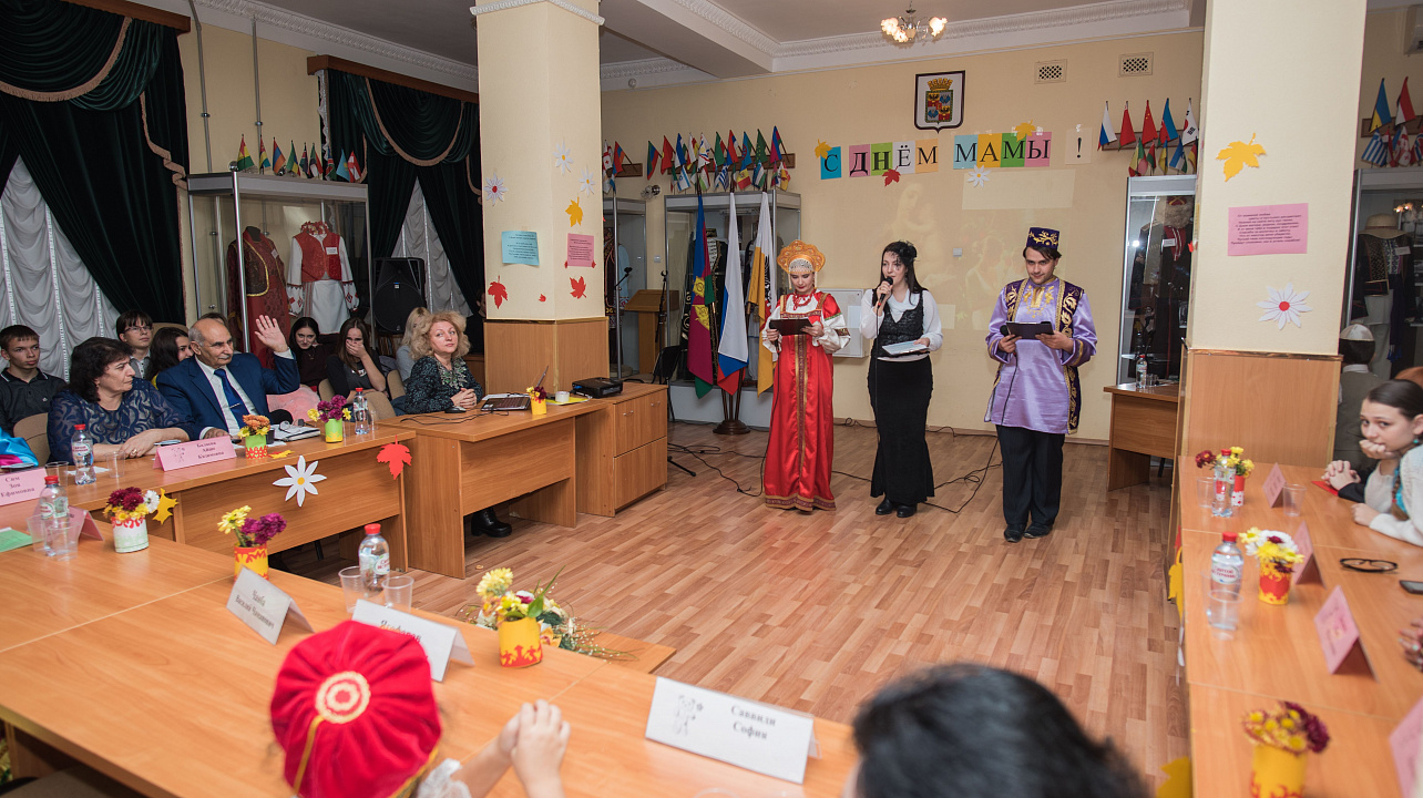 В посвящённом Дню матери праздничном вечере приняли участие многодетные семьи национально-культурных объед.jpg