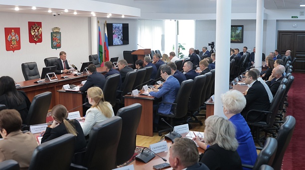 К началу декабря в Краснодаре планируют убрать 1800 аварийных деревьев