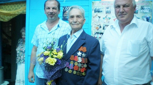 Глава Елизаветинской сельской администрации Вангелий Политиди поздравил ветерана с юбилеем