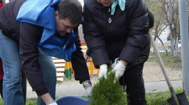В Школьном микрорайоне прошел субботник по благоустройству территории